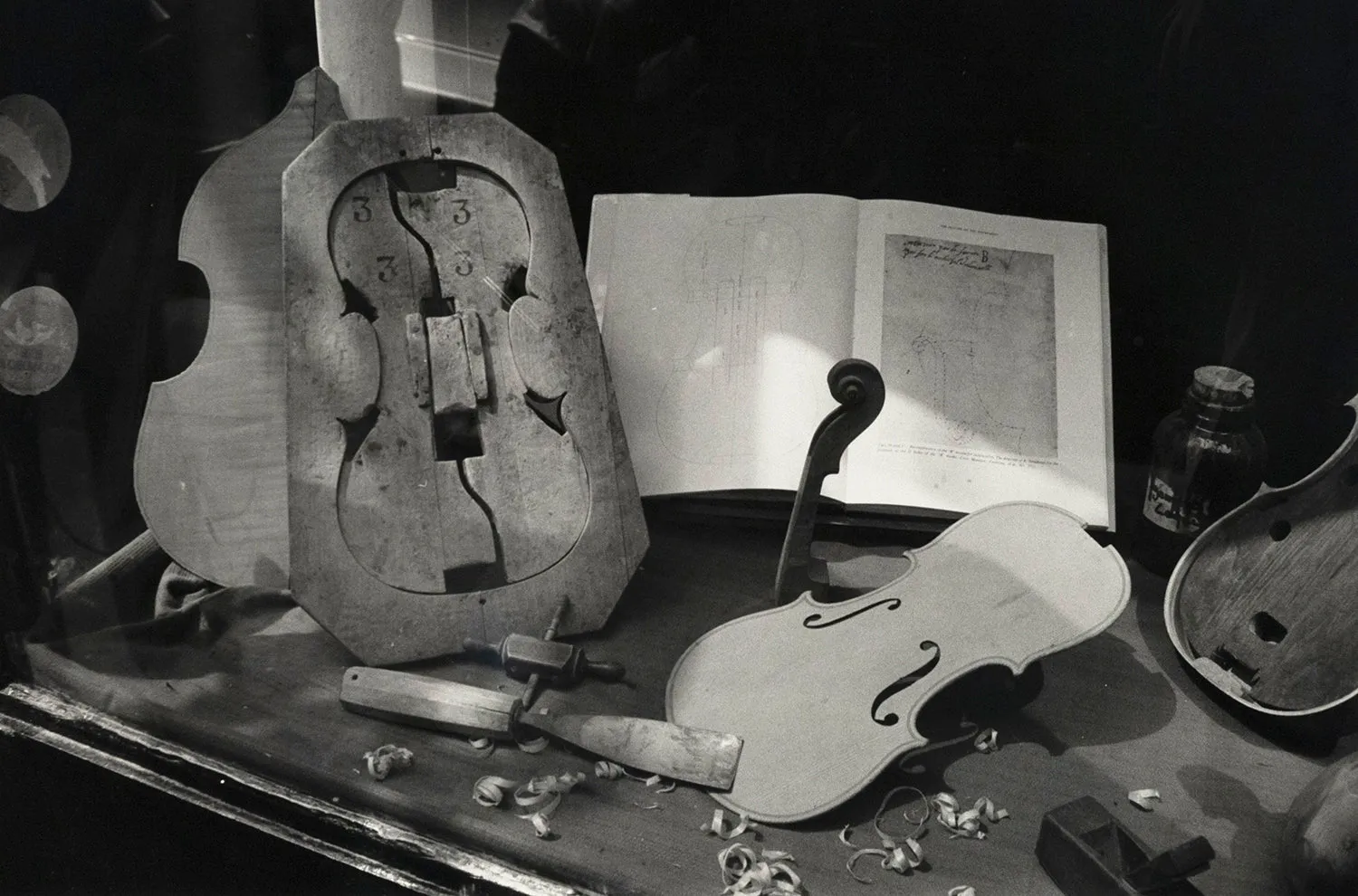 ANDRE KERTESZ "VIOLIN SHOP", 1984