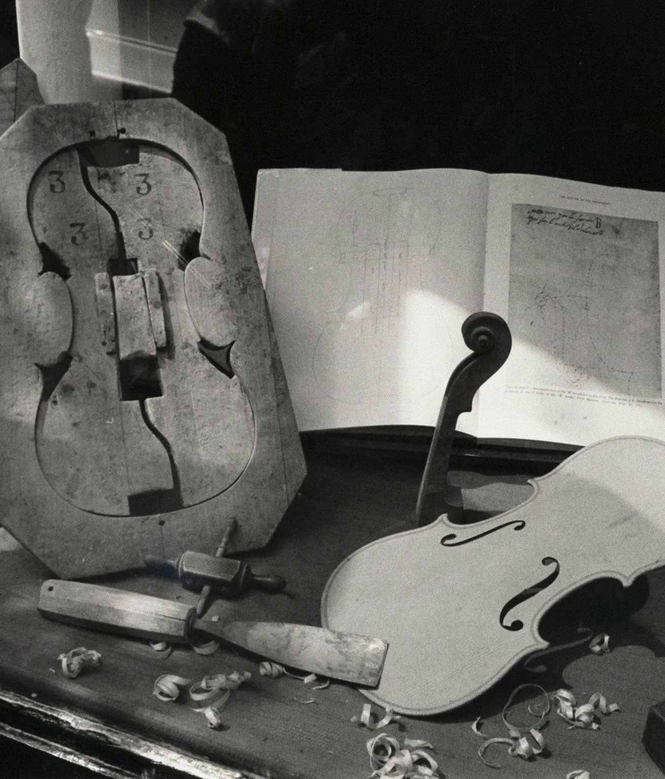 ANDRE KERTESZ "VIOLIN SHOP", 1984