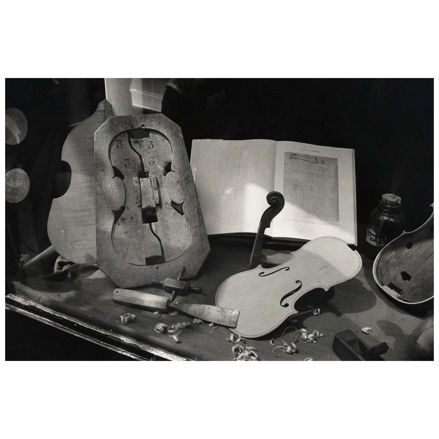 ANDRE KERTESZ "VIOLIN SHOP", 1984