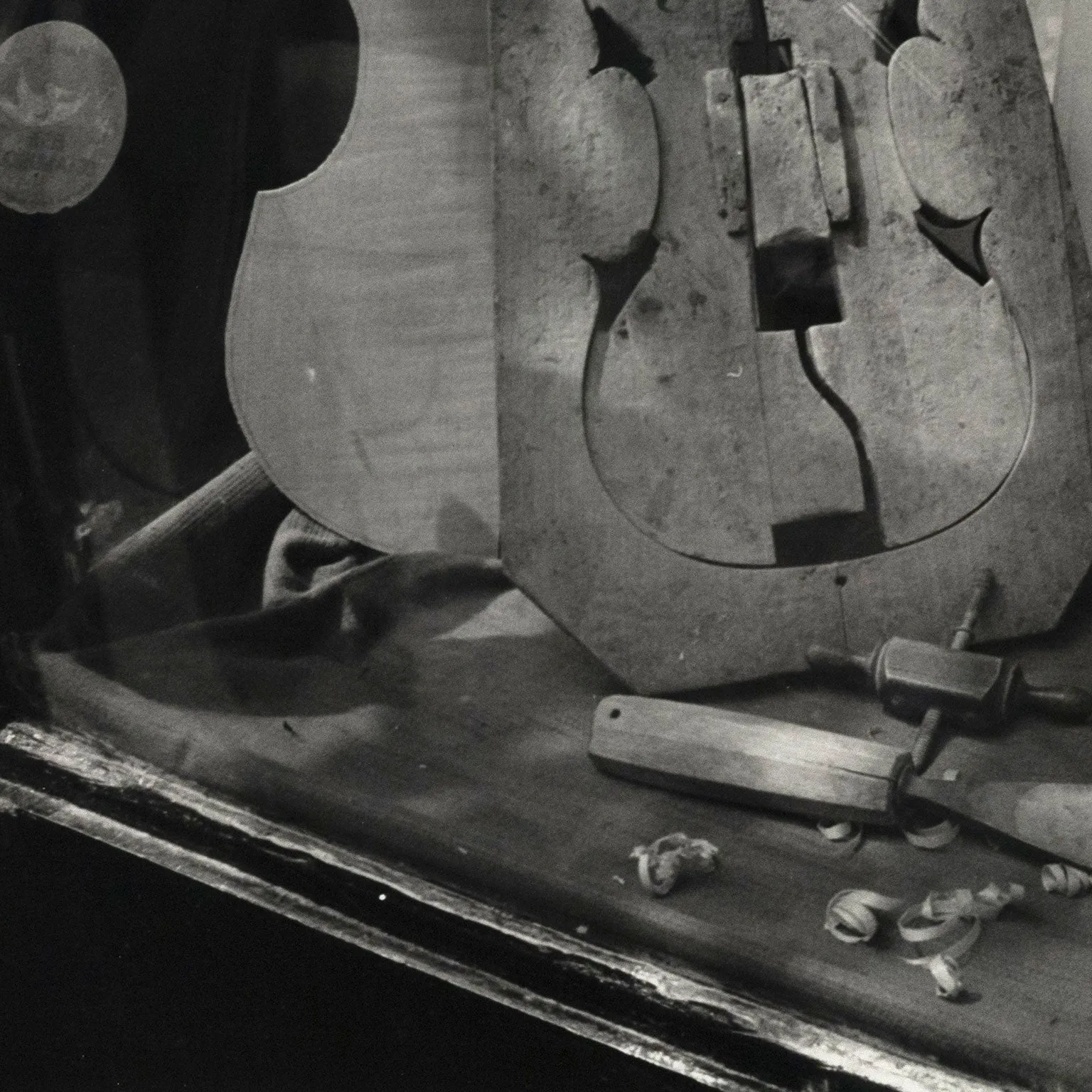 ANDRE KERTESZ "VIOLIN SHOP", 1984
