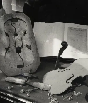 ANDRE KERTESZ "VIOLIN SHOP", 1984