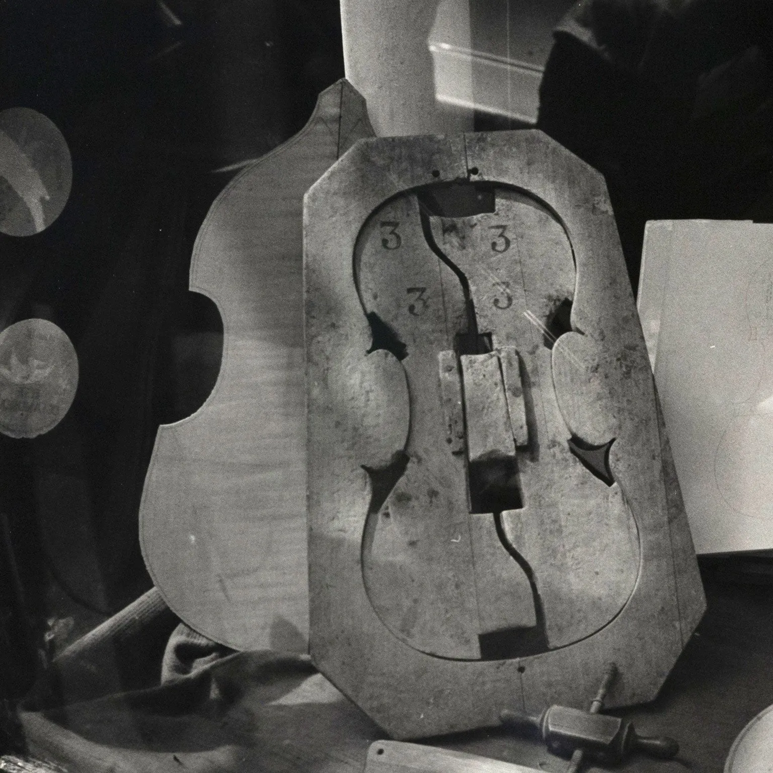 ANDRE KERTESZ "VIOLIN SHOP", 1984