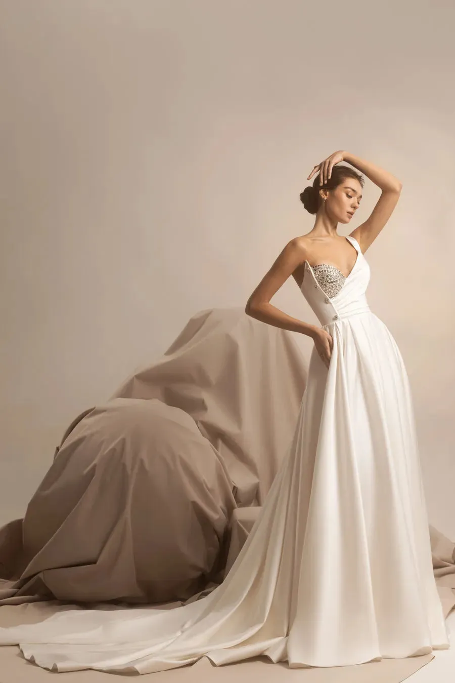 Elegent Satin One Shoulder A-Line Wedding Dress Sleeveless Beaded Crystals Ruched Pleats Bridal Gowns Customed Vestidos De Novia
