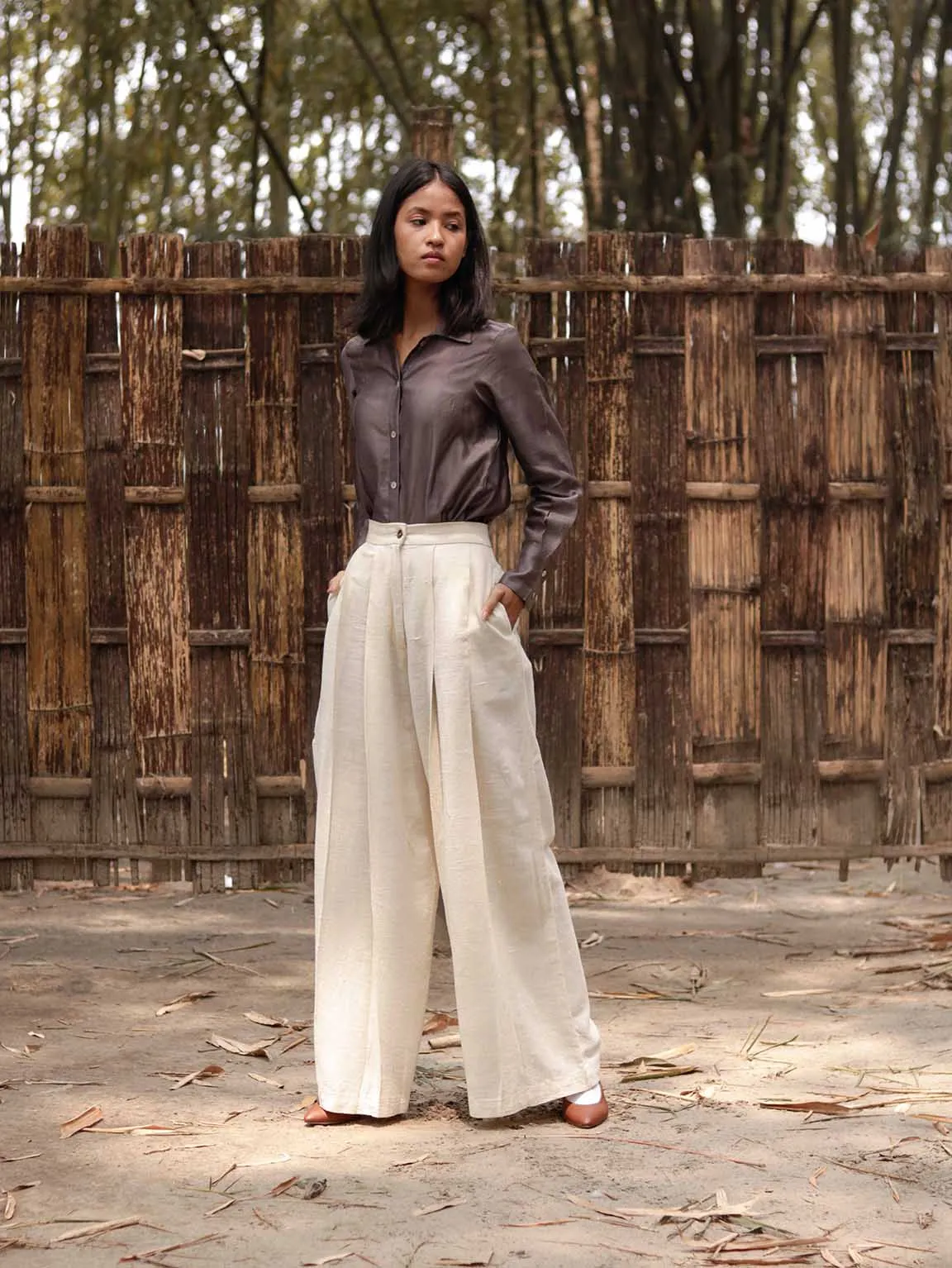 Eri Silk Easy pleated pants with cross pockets.