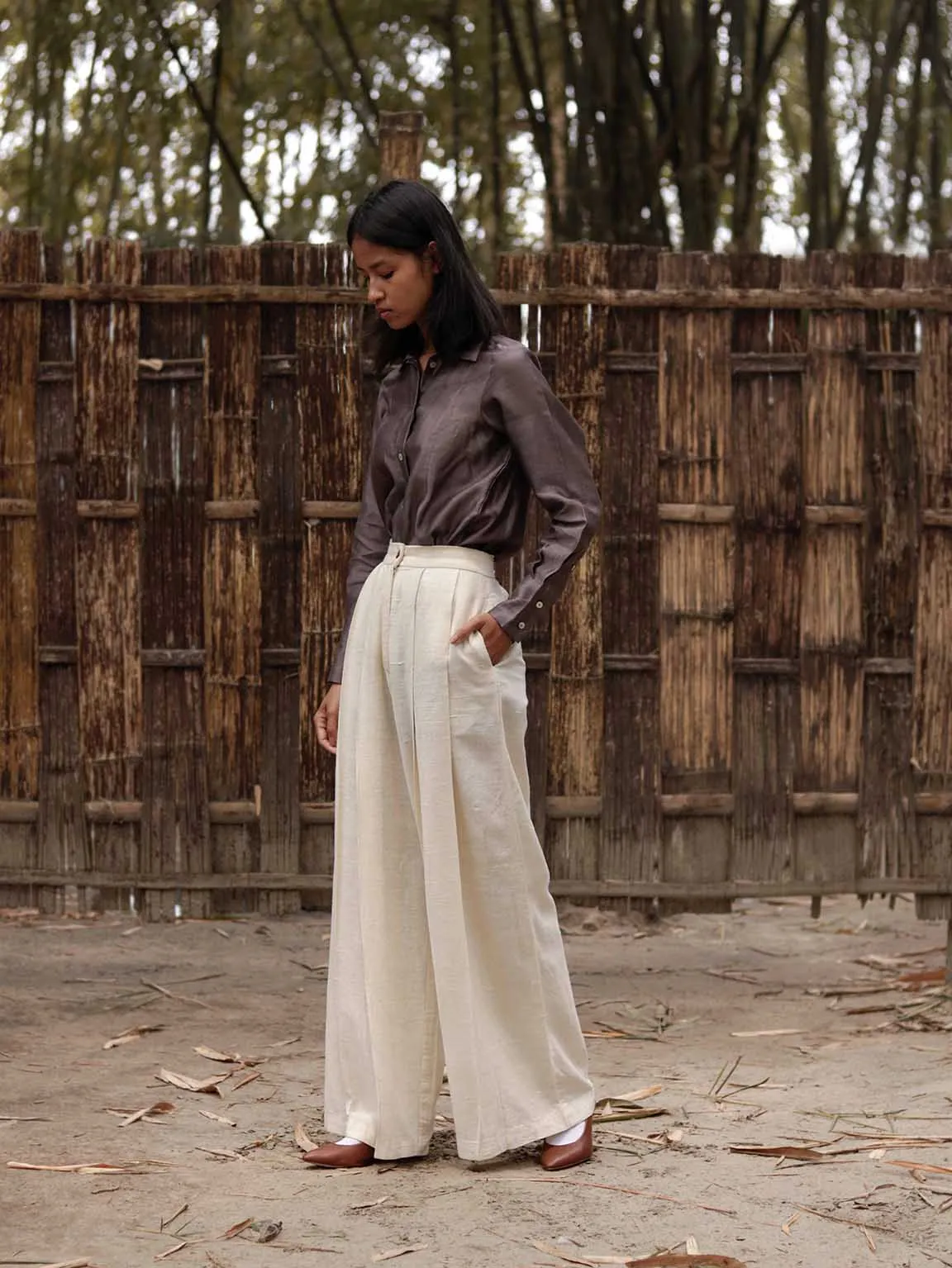 Eri Silk Easy pleated pants with cross pockets.