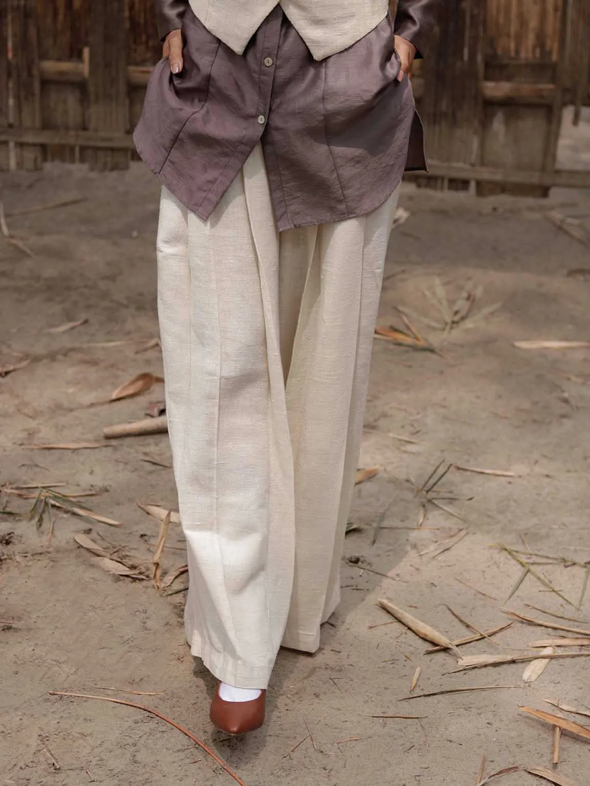 Eri Silk Easy pleated pants with cross pockets.