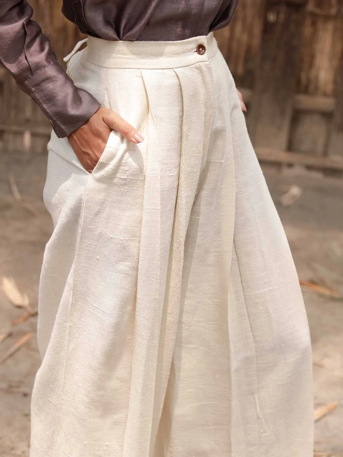 Eri Silk Easy pleated pants with cross pockets.