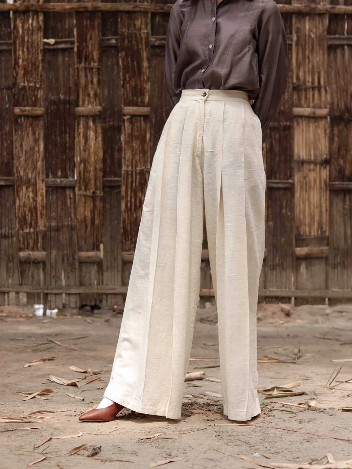 Eri Silk Easy pleated pants with cross pockets.
