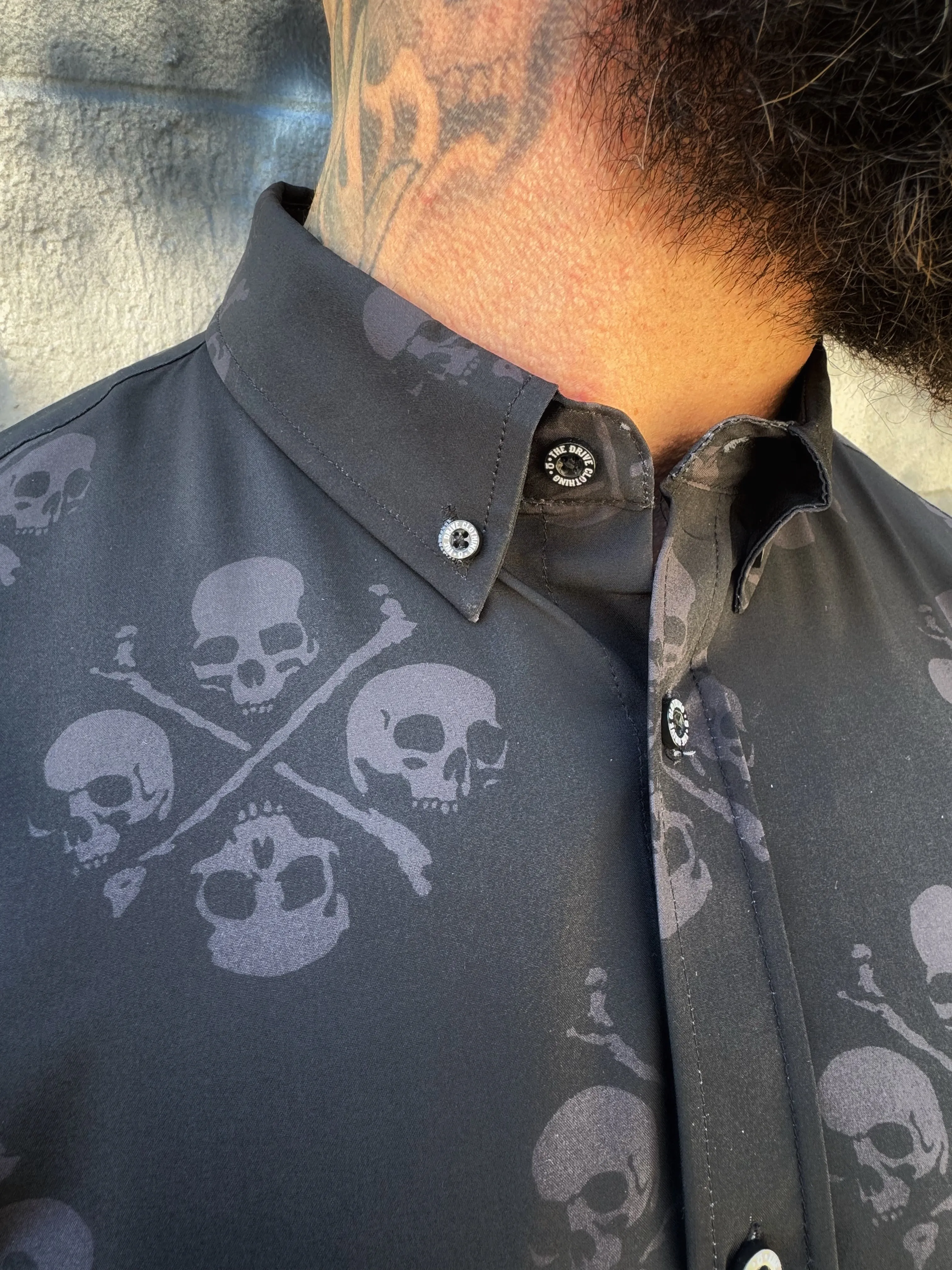 ESSENTIAL CROSSBONES & SKULL BUTTON UP