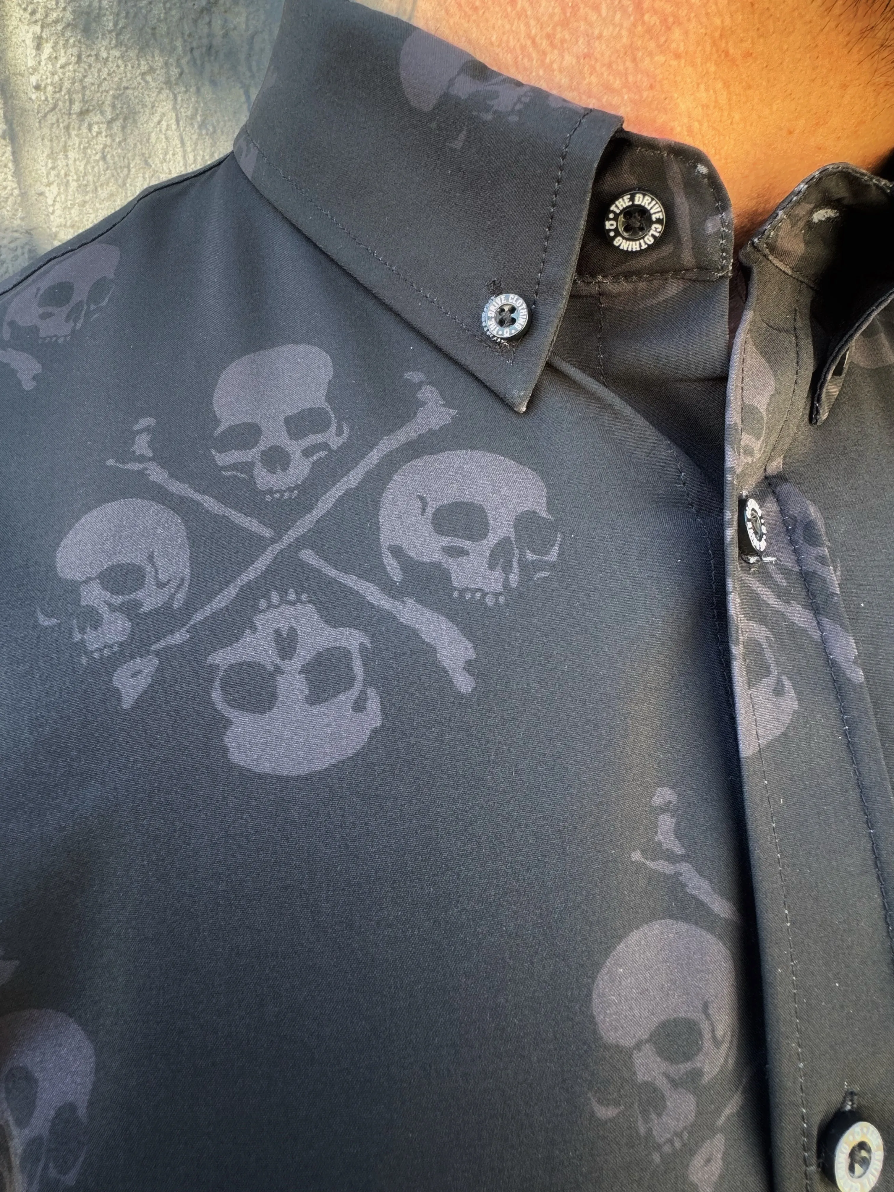 ESSENTIAL CROSSBONES & SKULL BUTTON UP