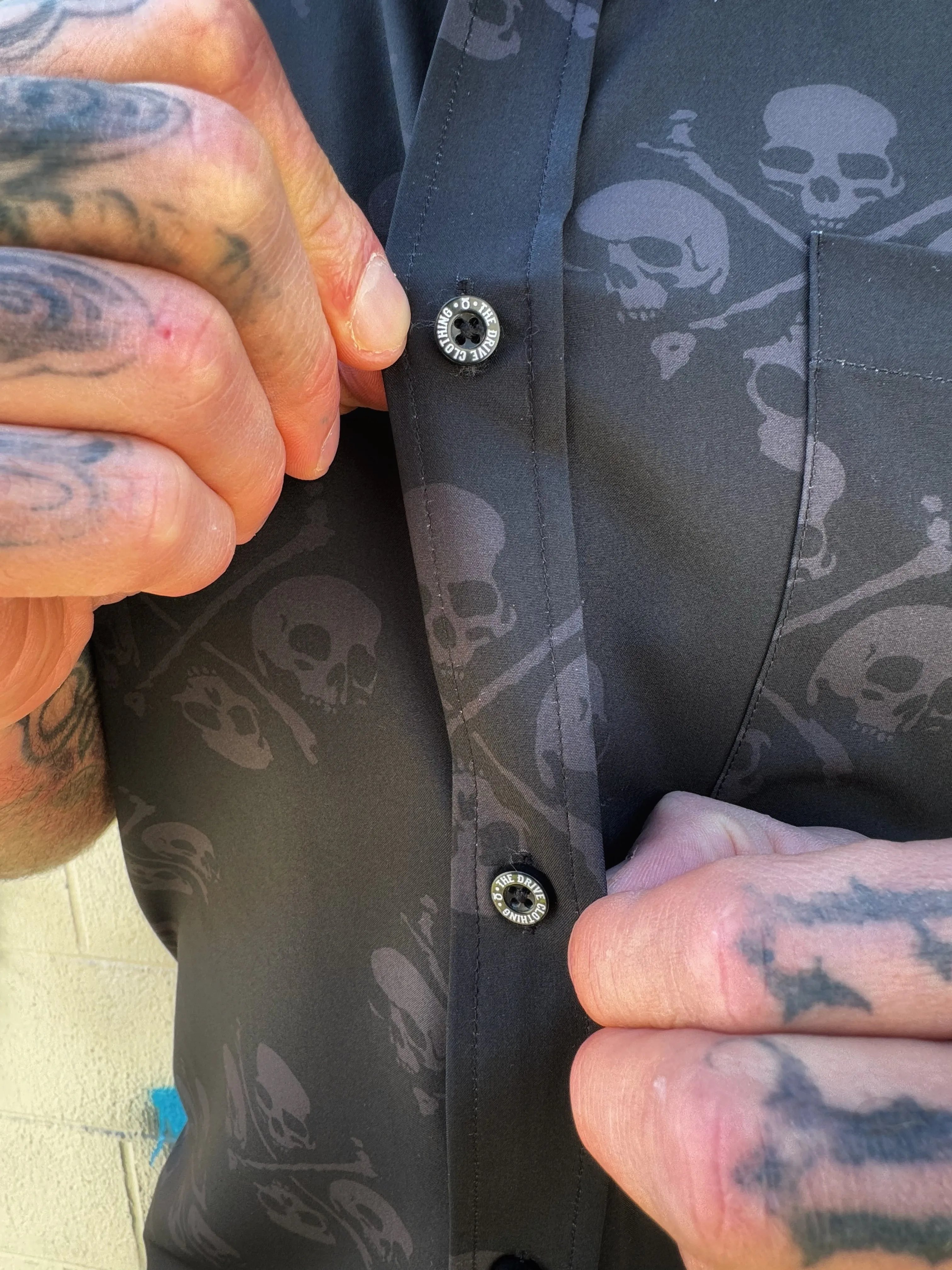 ESSENTIAL CROSSBONES & SKULL BUTTON UP