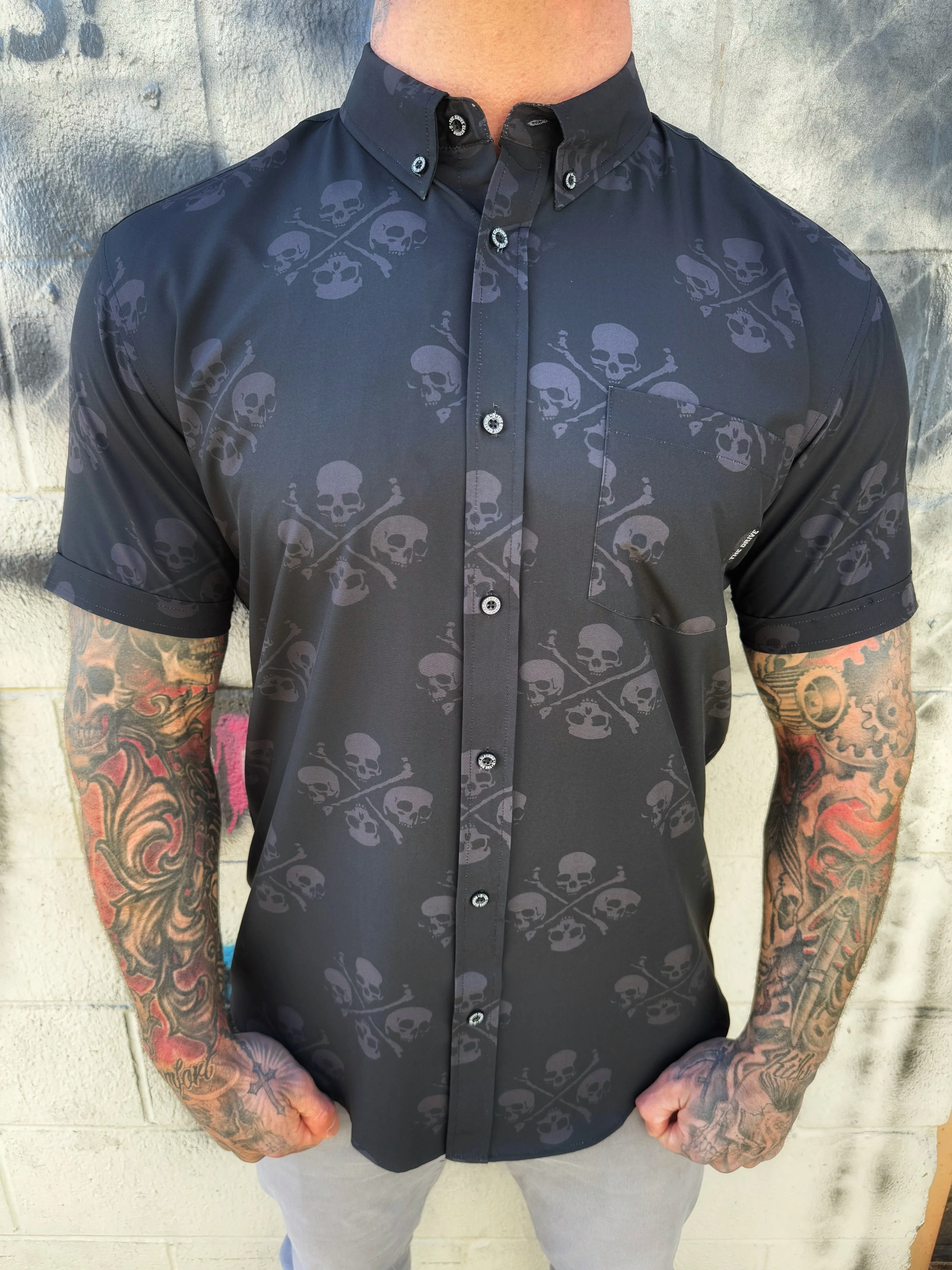 ESSENTIAL CROSSBONES & SKULL BUTTON UP