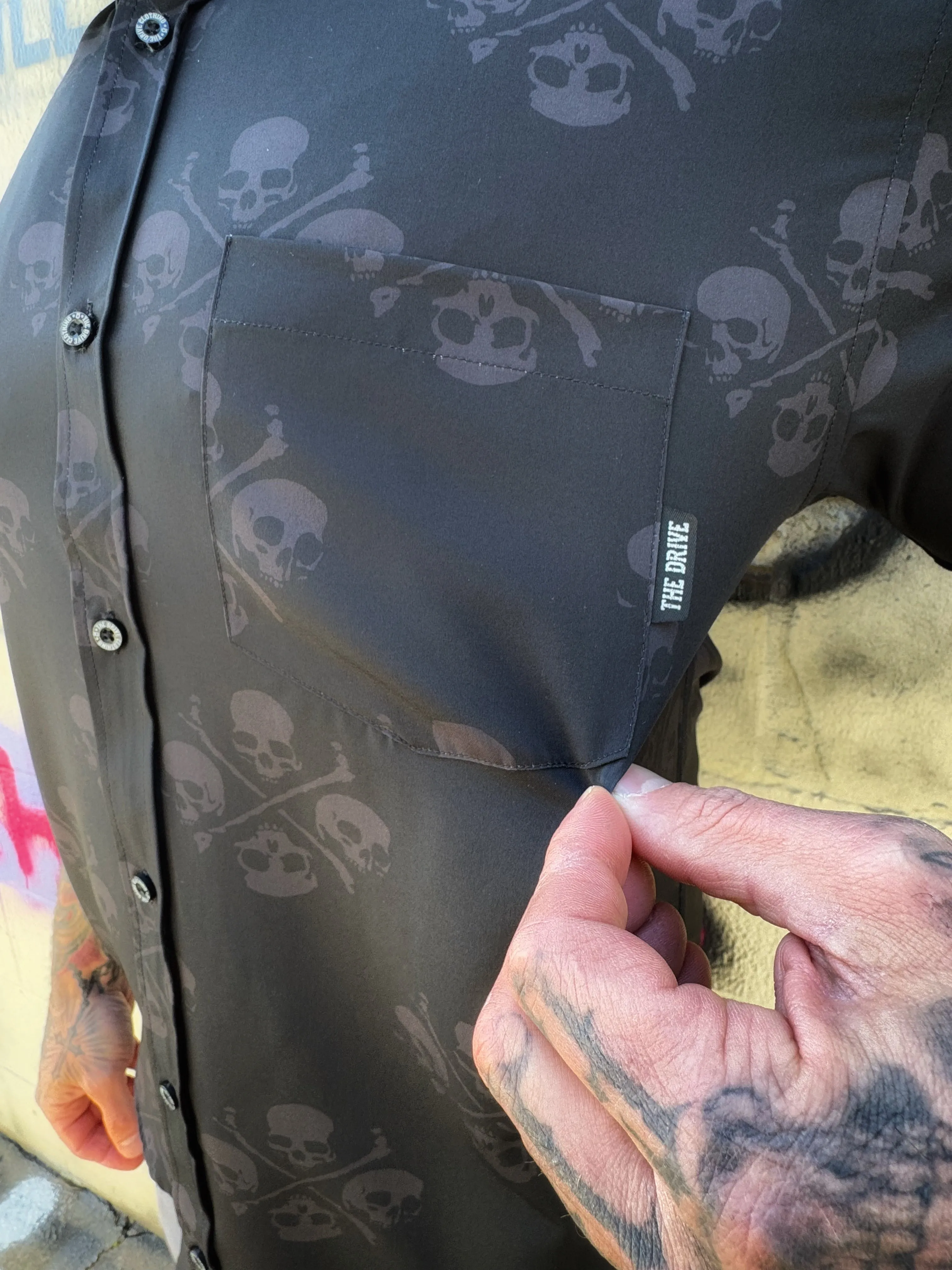 ESSENTIAL CROSSBONES & SKULL BUTTON UP