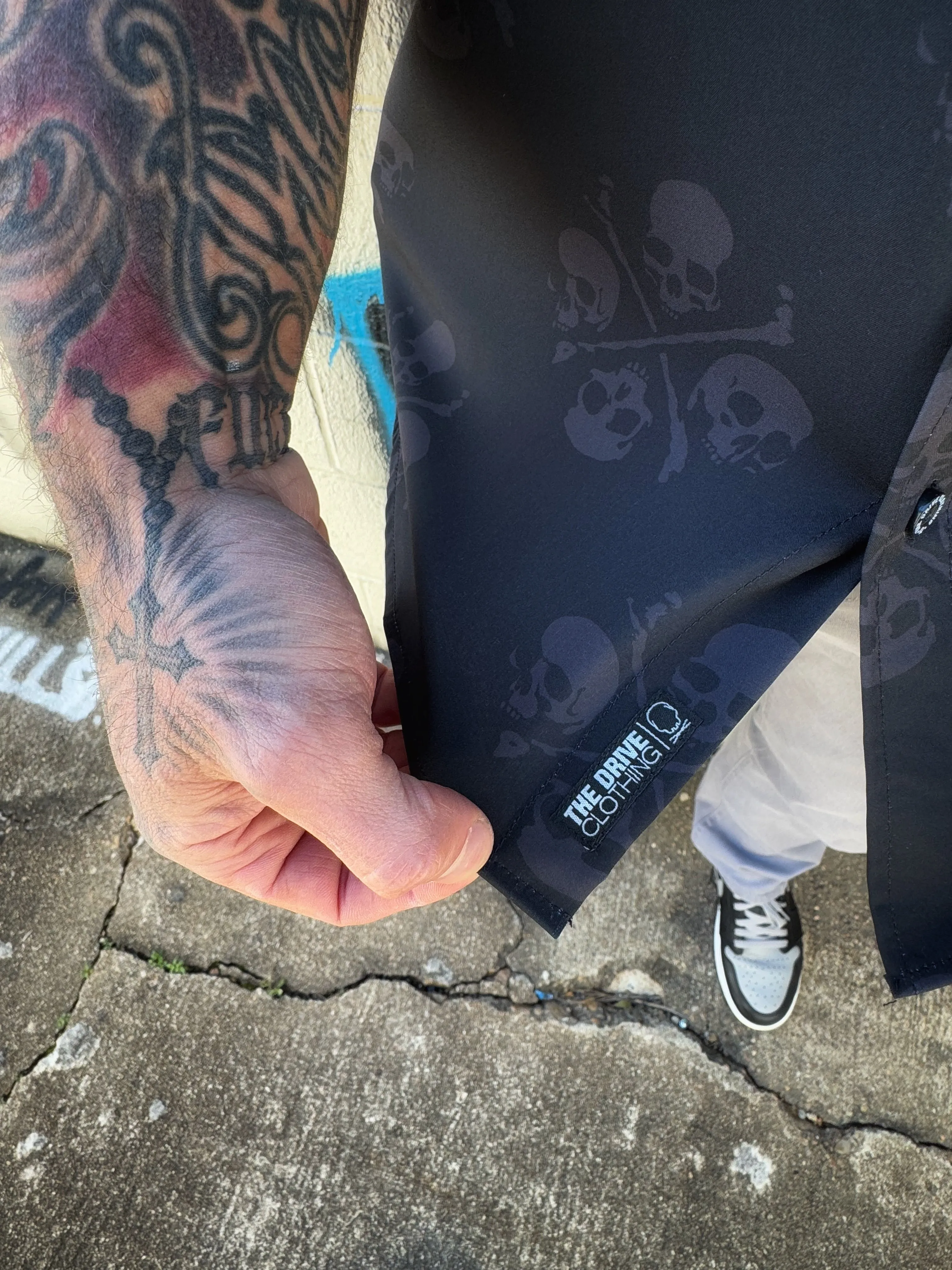 ESSENTIAL CROSSBONES & SKULL BUTTON UP