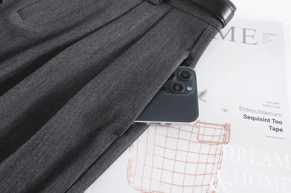 Lightweight and Breathable Women's Pleated Trousers for Everyday Wear