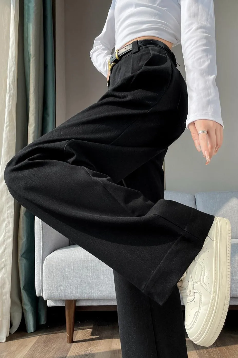 Lightweight and Breathable Women's Pleated Trousers for Everyday Wear