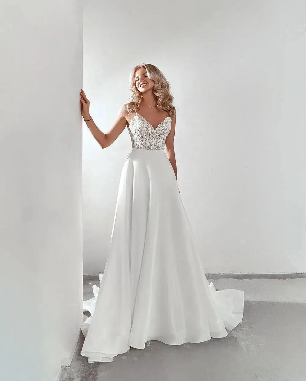 Sexy V Neck Wedding Dresses Side Split Backless Bride Gowns Modern Party Bridal Gowns Wedding reception Dress For Bride