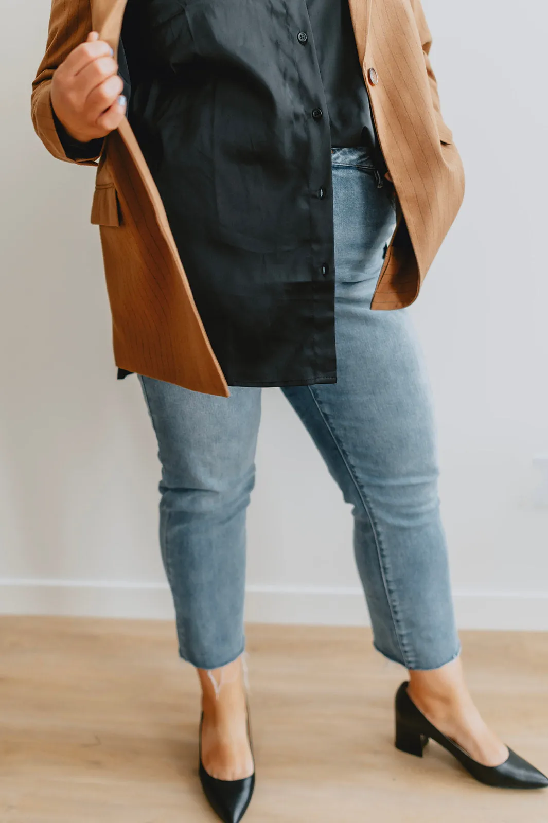 The Sasmilla Satin Shirt - Black - PLUS