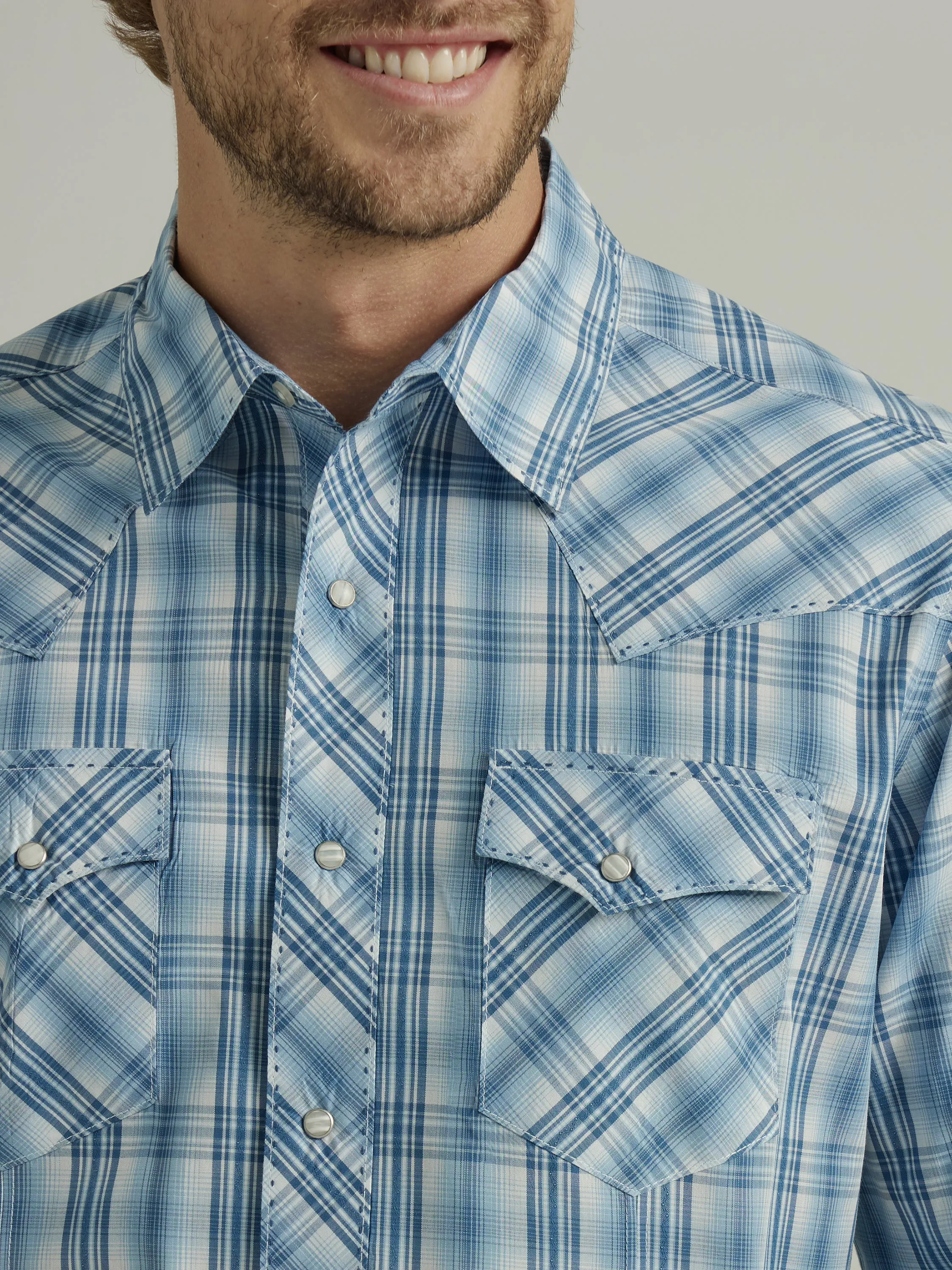 Wrangler Men's Modern Fit  Long Sleeve Fashion Snap Paid Blue Shirt